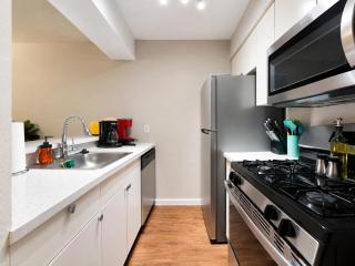 Central Quaint 1BR King Suites Close to UT, Moody Center, & DT - 9