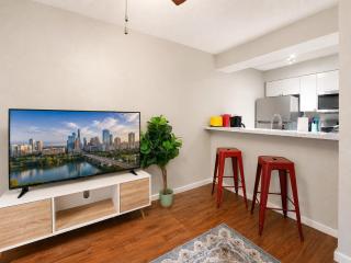 Central Quaint 1BR King Suites Close to UT, Moody Center, & DT - 3