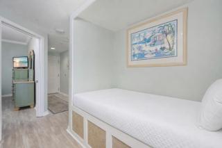 Royal Palms 1404 - 3