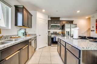 5 Mi to Vegas Strip: Family Townhome Near Parks! - 7