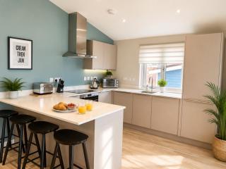 Stylish 3-Bed Seaview Retreat with Balcony - Steps from the Beach - Westward Ho! - 6