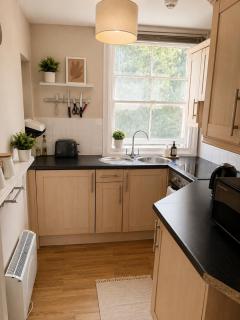 Stylish Central Studio Apartment - Free Parking - 2