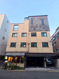 3-Min Walk to Mangwon Market, Free Parking & Luggage Storage, Sleeps 10 - 6