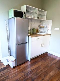 Bolishka Whispers, Spacious Bright Studio accom - 4