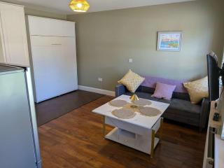Bolishka Whispers, Spacious Bright Studio accom - 1