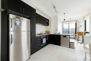 North Melbourne Penthouse Living w Panoramic Views - 9