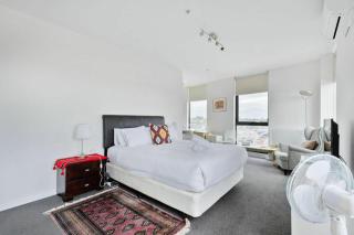North Melbourne Penthouse Living w Panoramic Views - 8