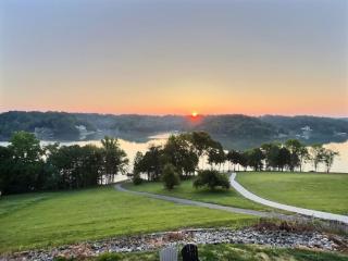 Lake Mansion On The Hill wPanoramic Views & Dock - 8
