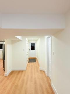Modern 1BR Close to Major Shopping & Amenities - 3