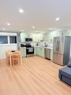 Modern 1BR Close to Major Shopping & Amenities - 5
