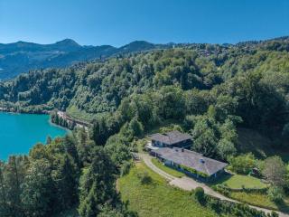 Lake & Mountain View Apartment near Faulensee Balcony BBQ & Free Parking - 3