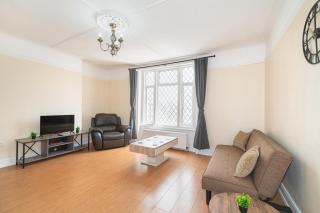 Spacious 4BR Home Near Wimbledon & Central London - Pass the Keys - 0