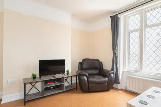 Spacious 4BR Home Near Wimbledon & Central London - Pass the Keys - 4