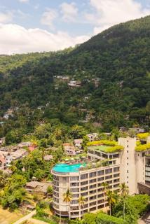 The Golden Crown Hotel - 8