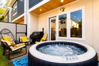 Houston 4BR Near NRG with Hot Tub and Parking - 9