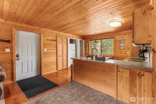 Lovely Log Cabin With Fire Pit! - 3