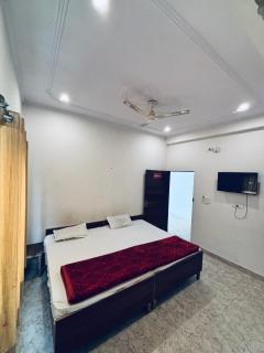Barsana Geust House - 0
