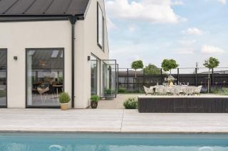 Seaside villa with pool - 3