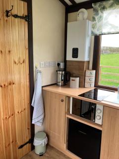Woodpeckers Shepherds Hut - 4