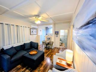 #05 - Lakefront Two Bedroom Cottage- Pet Friendly - 7