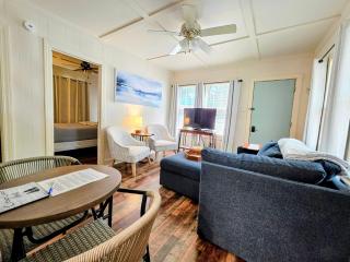#05 - Lakefront Two Bedroom Cottage- Pet Friendly - 5