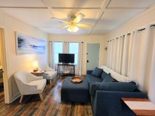 #05 - Lakefront Two Bedroom Cottage- Pet Friendly - 2