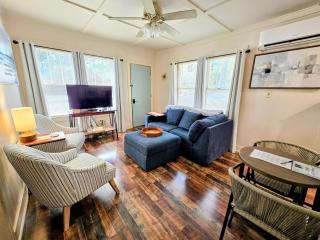#05 - Lakefront Two Bedroom Cottage- Pet Friendly - 1