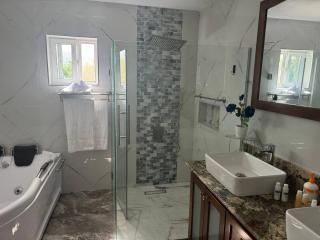 Elegant 3-Bedroom Loft Condo - Kingston - 6