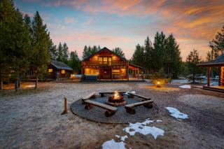Riverfront Reunion- 3 Cabins, River Front, Private Dock, Hot Tub - 8