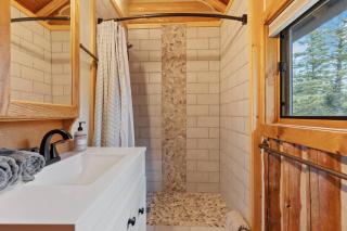 Riverfront Reunion- 3 Cabins, River Front, Private Dock, Hot Tub - 6