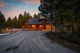 Riverfront Reunion- 3 Cabins, River Front, Private Dock, Hot Tub - 5