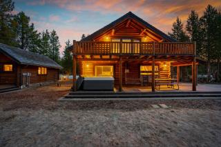 Riverfront Reunion- 3 Cabins, River Front, Private Dock, Hot Tub - 4