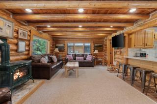 Riverfront Reunion- 3 Cabins, River Front, Private Dock, Hot Tub - 2