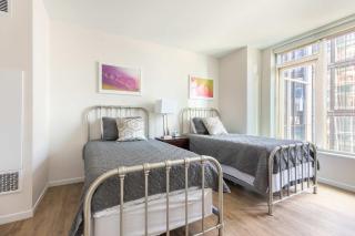 Chic Apt Seaport with Pool - 9