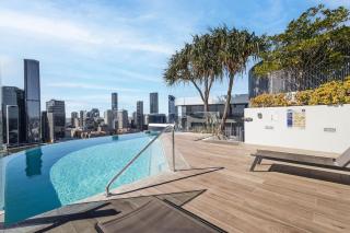Conveniently Central 1BDR with City Views and Free Parking - 7