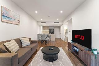 Conveniently Central 1BDR with City Views and Free Parking - 1