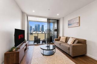 Conveniently Central 1BDR with City Views and Free Parking - 2