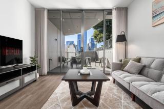 Central 2BR with Free Parking, Huge Balcony and Infinity Pool - 7