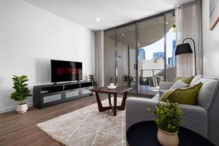 Central 2BR with Free Parking, Huge Balcony and Infinity Pool - 2