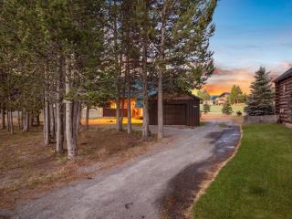 Yellowstone Fairway Cottage - Golf Course Cabin, 25min to Yellowstone - 2