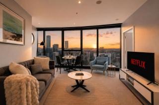 Level 51 Golden Sunset CBD Getaway with 2BDR, Free Parking, Sauna and Gym - 2