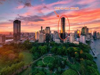Level 51 Golden Sunset CBD Getaway with 2BDR, Free Parking, Sauna and Gym - 4