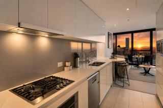 Level 51 Golden Sunset CBD Getaway with 2BDR, Free Parking, Sauna and Gym - 1
