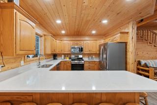 Three Bears Lodge - Lakefront, Hot Tub, Game Room, Close 2 Yellowstone - 1
