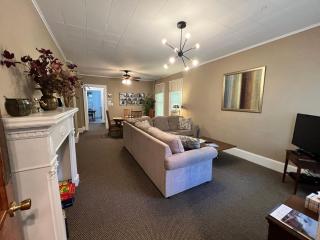 Great Gorge Guesthouse - Walk to the Falls, the Casino and all Downtown Restaurants - Across from the Aquarium - 8