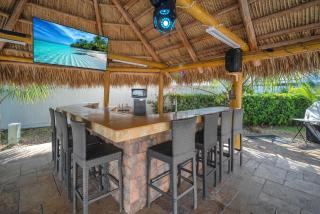 6BR Villa Tropical Haven Private Pool & BBQ - 2