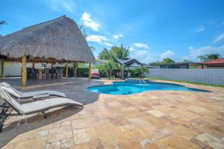 6BR Villa Tropical Haven Private Pool & BBQ - 0
