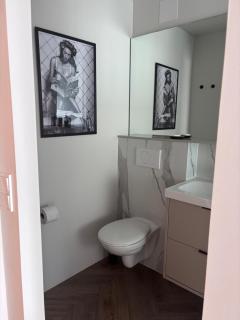 Design Zimmer mit eigenem Bad und WC im Herzen von Haag - 1