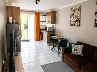 Sandalion Cottage near OR Tambo Airport & Greenstone - 2