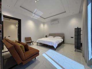 C1 - Spacious Ground-floor 4 Bedroom Apartment - 1